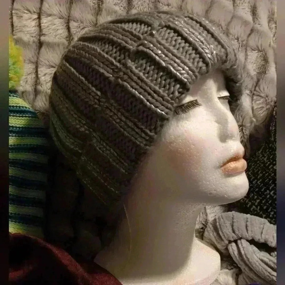 H&M Divided NWOT OSFM Silver metallic beanie - Picture 7 of 7
